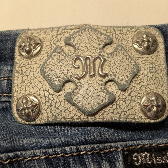 Miss Me Curvy Crop Jeans Bling Distressed Sz  31 (12-14) Lots Of Stretch - Picture 8 of 11